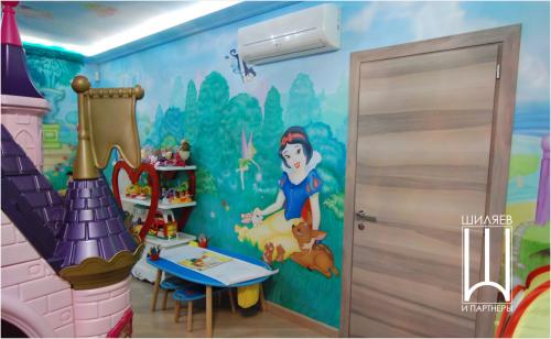 Роспись стен и потолка детской комнаты Акрил